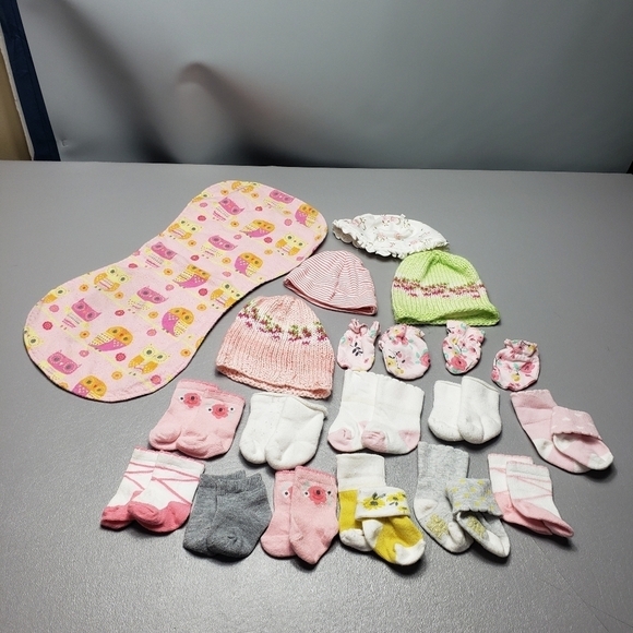 baby girls mixed bundle of 18 socks, hats, mittens - Picture 8 of 8
